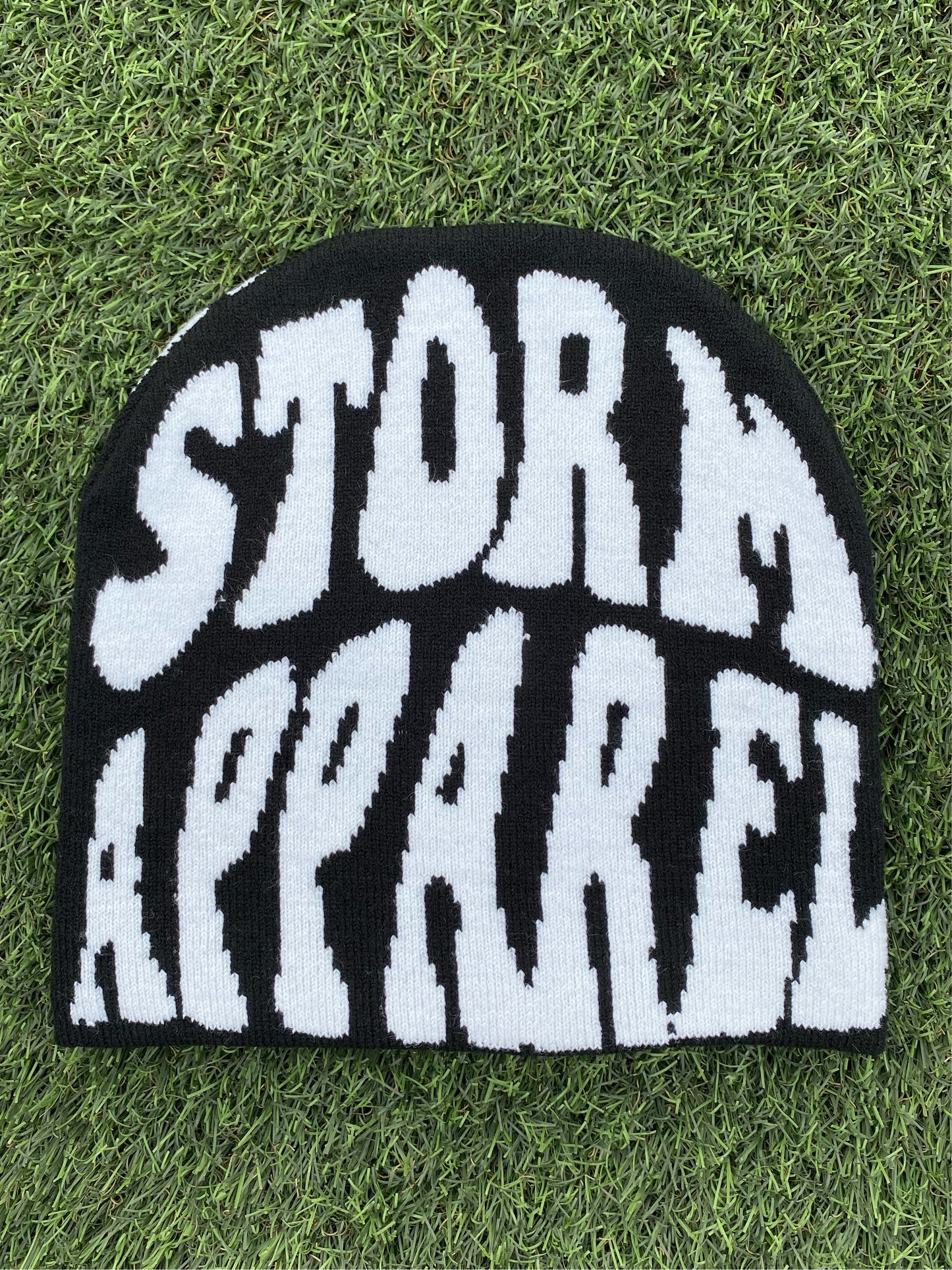 BONNET STORM APPAREL NOIR ET BLANC.